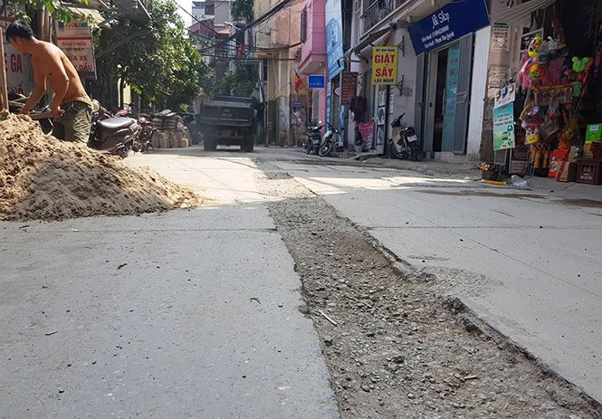 Xe tải vật liệu chở cát, tập kết cát ngay ở lòng đường phố Bạch Đằng.