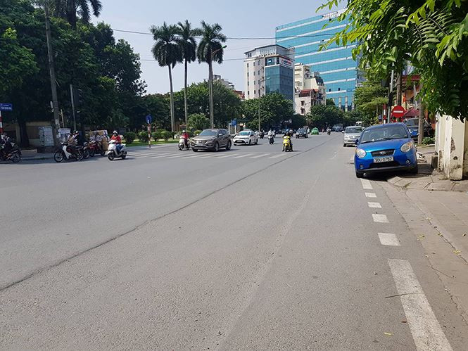 Hiếm hoi, có tuyến đường Trần Quang Khải, Hai Bà Trưng đã thi công xong, nhưng đơn vị thi công hoàn trả lại mặt đường không bằng phẳng. Gây nguy hiểm cho người tham gia giao thông.