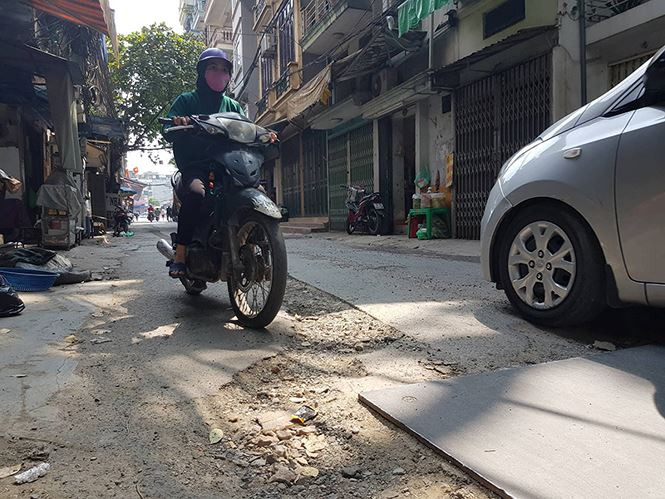 Một công nhân cho biết, họ đang đào đường để thi công công trình ngầm, sau khi hoàn thành sẽ hoàn trả mặt đường.