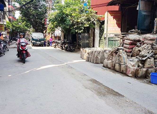 Đơn vị thi công còn tập kết vật liệu ngay trên đường đi, cản trở giao thông.