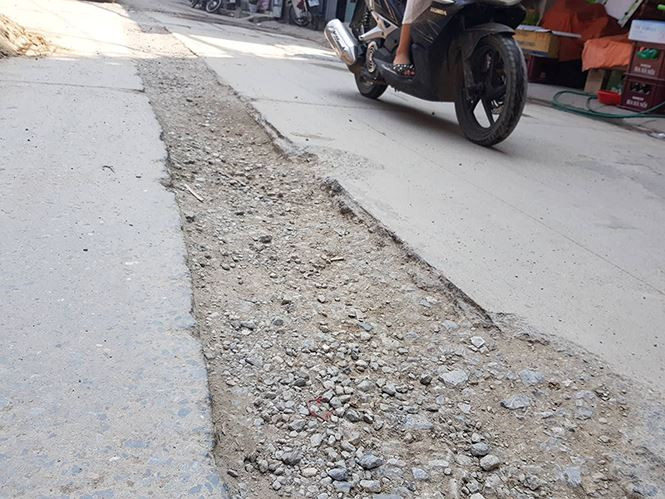 Bà Đỗ Thị Hoa (nhà số 1088 Hồng Hà) cho biết, cửa hàng buôn bán ở mặt đường nên ngày nào cũng phải phun nước cho đỡ bụi nhưng vẫn không thể chịu được. Đặc biệt, công trình đã thi công suốt 2 tuần nay..