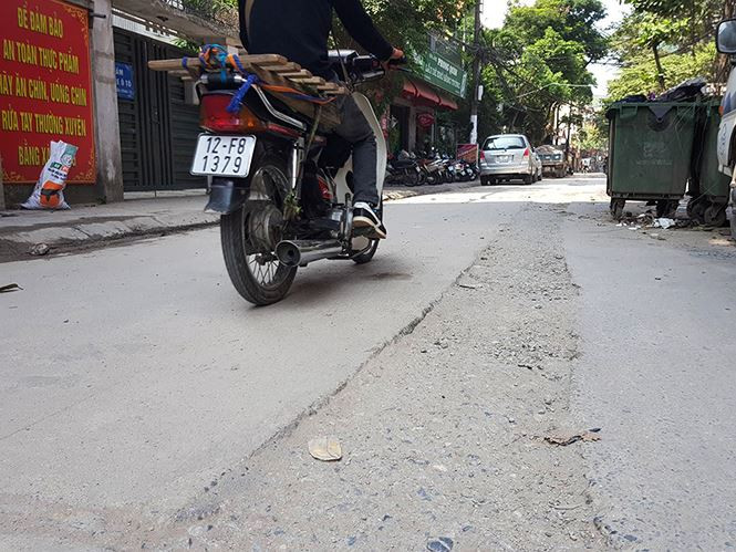 Tại phố Lương Yên (quận Hai Bà Trưng), bắt đầu từ số nhà 94 Lương Yên đến hết phố, toàn bộ mặt đường bị cày xới, che chắn tạm bằng những miếng thép lớn.