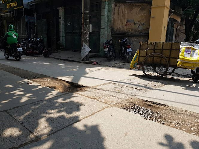 Có những đoạn hố sâu đến 20cm, lại ngay giữa đường khiến các phương tiện qua lại vô cùng vất vả..
