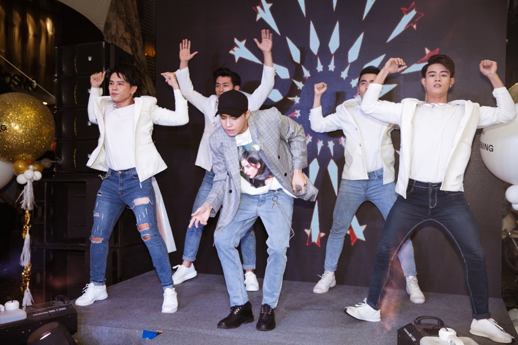 Theo chia sẻ trên trang cá nhân của quản lý Noo Phước Thịnh, nam ca sĩ sẽ nghỉ ngơi một thời gian. “Ê-kíp sẽ tạm thời dừng tất cả hoạt động từ hôm nay đến ít nhất là 17/10. Chúng tôi đã thương lượng và được sự thông cảm các công ty nên hủy được các show vào 9/10 tại Hà Nội, 12/10 tại Đắk Lắk, 13/10 Hạ Long, 14/10 ở Hà Nội và đang tìm cách thương lượng để xin rút tên trong các show 17/10 tại TP.HCM và 20/10 tại Hà Nội”, ê-kíp của Noo Phước Thịnh thông báo và xin lỗi khán giả, đơn vị tổ chức.