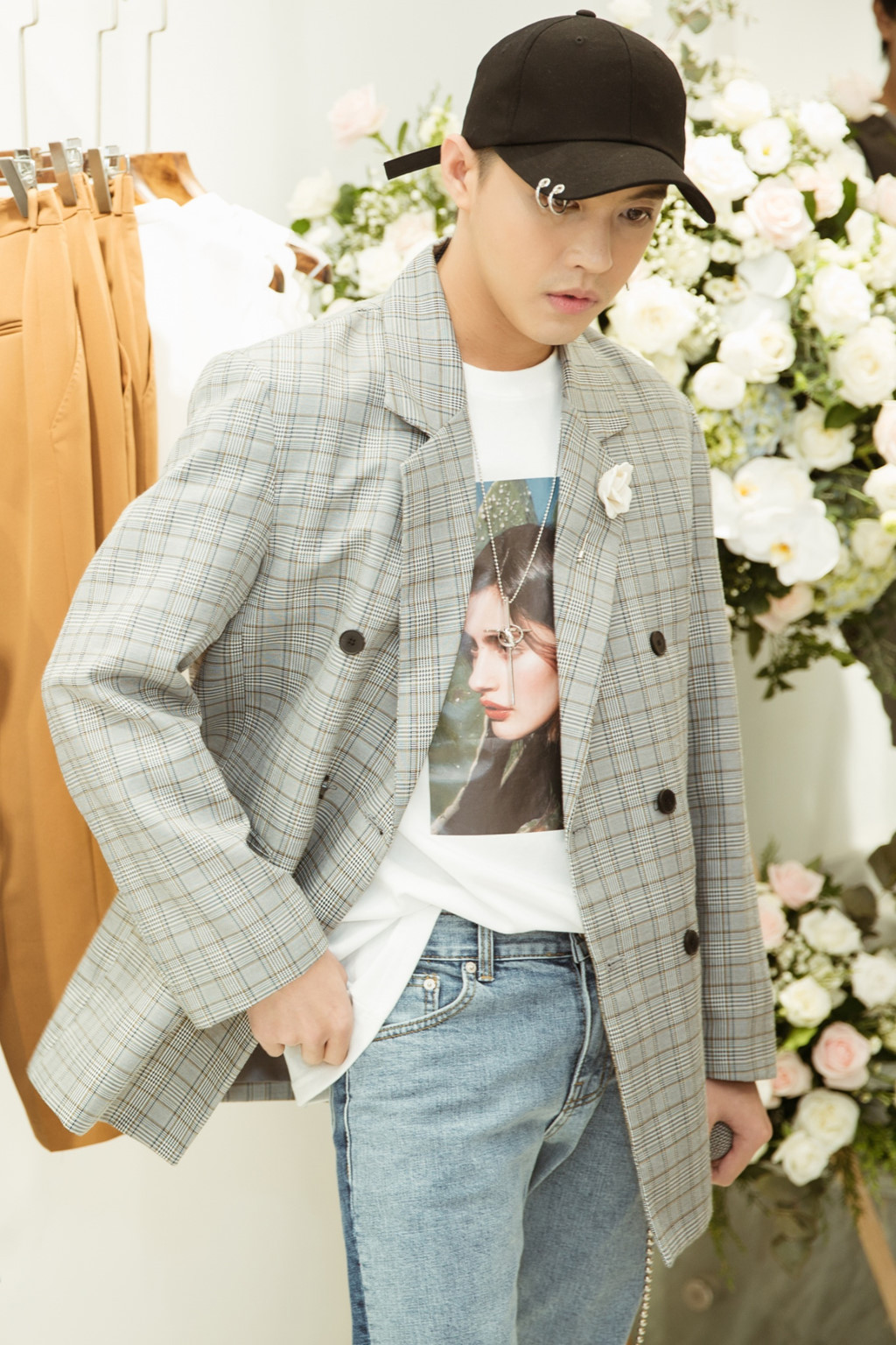 Vừa qua, nhạc sĩ người Mỹ Zack Hemsey gửi đơn khởi kiện Noo Phước Thịnh tới Toà án Nhân dân TP.HCM vì lý do vi phạm bản quyền. Zack Hemsey đòi ca sĩ Việt bồi thường 850 triệu đồng vì sử dụng một phần của ca khúc The Way để làm nhạc nền trong MV Chạm khẽ tim anh một chút thôi được phát hành vào 10/2017.