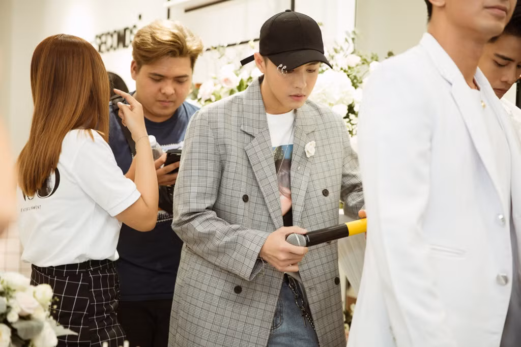 Vị quản lý cũng cho biết sản phẩm mới của Noo Phước Thịnh đã hoàn thành và dự định phát hành trong thời gian này. Tuy nhiên, lịch ra mắt của sản phẩm có thể bị thay đổi vì “nhiều lý do, đặc biệt là thời điểm hoàn toàn chưa phù hợp”.