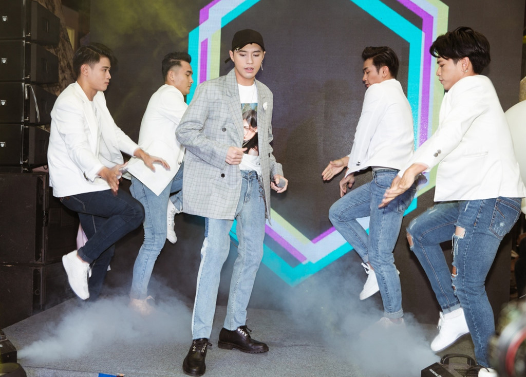 Xuất hiện trong sự kiện, Noo Phước Thịnh lộ vóc dáng gầy gò, tiều tụy. Nhiều ý kiến cho rằng nam ca sĩ bị giảm cân do chịu áp lực từ vụ kiện. Giọng ca Gạt đi nước mắt cũng cắt tóc ngắn và luôn đội mũ để che đi kiểu tóc mới.