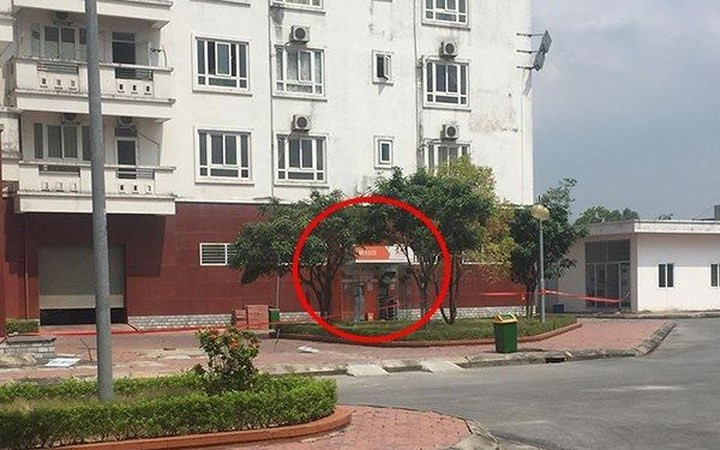 Hiện trường cây ATM SHB có gắn 10 quả mìn đã gắn kíp nổ - Hình 5 Hien truong cay ATM SHB co gan 10 qua min da gan kip no-Hinh-5