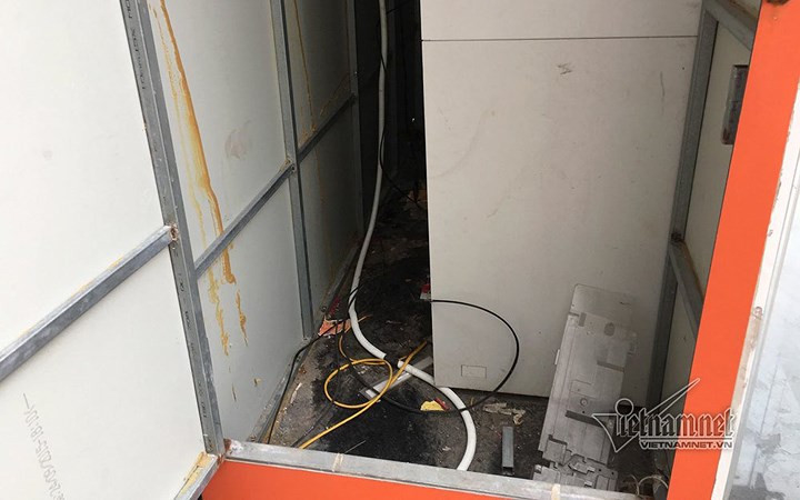 Hiện trường cây ATM SHB có gắn 10 quả mìn đã gắn kíp nổ - Hình 3 Hien truong cay ATM SHB co gan 10 qua min da gan kip no-Hinh-3