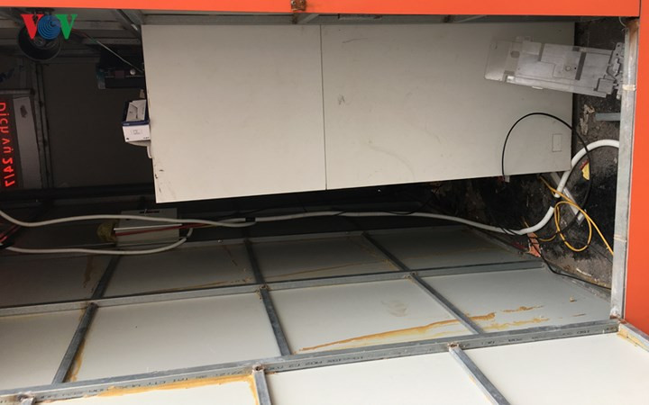 Hiện trường cây ATM SHB có gắn 10 quả mìn đã gắn kíp nổ - Hình 2 Hien truong cay ATM SHB co gan 10 qua min da gan kip no-Hinh-2