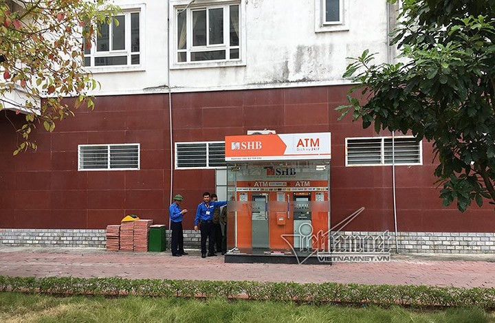 Hiện trường cây ATM SHB có gắn 10 quả mìn đã gắn kíp nổ - Hình 6 Hien truong cay ATM SHB co gan 10 qua min da gan kip no-Hinh-6