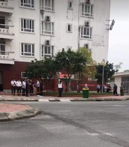 Hiện trường cây ATM SHB có gắn 10 quả mìn đã gắn kíp nổ - Hình 4 Hien truong cay ATM SHB co gan 10 qua min da gan kip no-Hinh-4