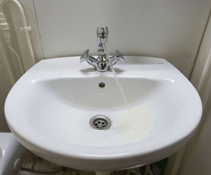 Chiếc tàu nghiêng khiến cho dòng nước bị lệch, thách thức cả quy tắc về trọng lực.