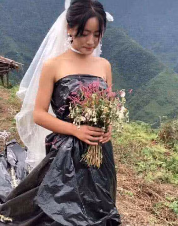 Chuyen la hom nay: Co dau mac tui rac den trong dam cuoi va...-Hinh-3