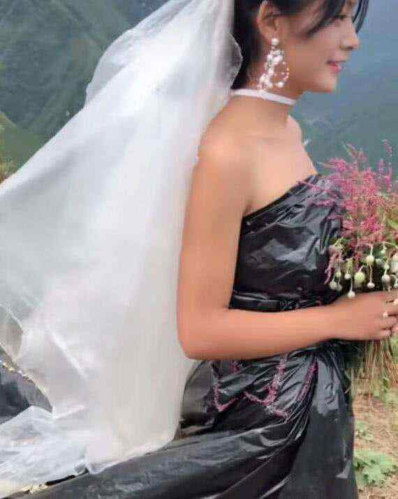 Chuyen la hom nay: Co dau mac tui rac den trong dam cuoi va...-Hinh-2