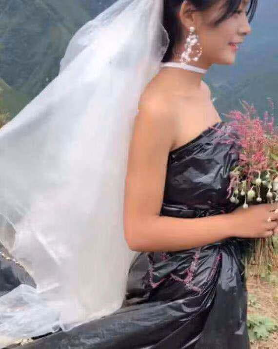 Chuyen la hom nay: Co dau mac tui rac den trong dam cuoi va...-Hinh-2