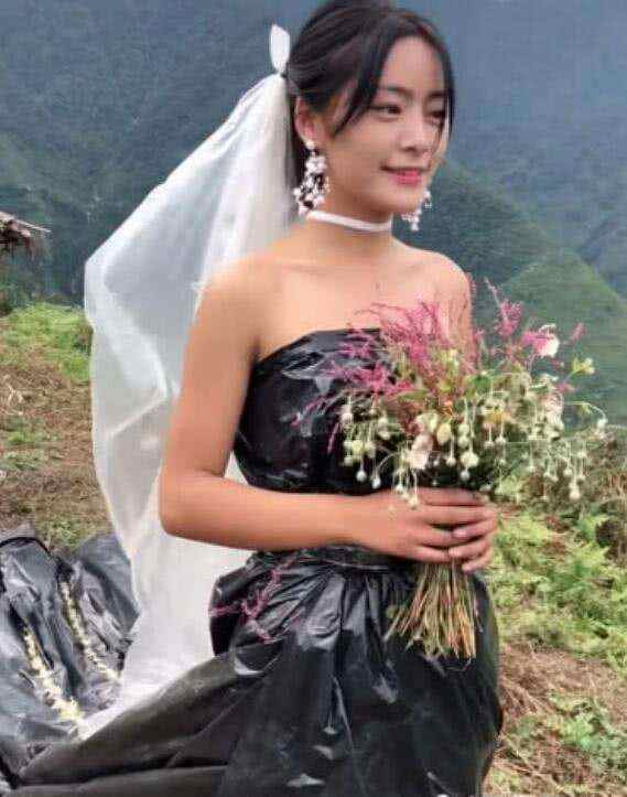 Chuyen la hom nay: Co dau mac tui rac den trong dam cuoi va...