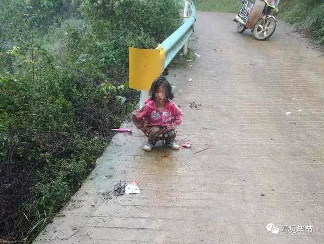 Kinh hoang be 8 tuoi bi cho can xe, lan lon tren dat