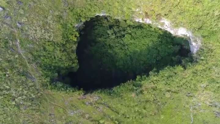 Phat hien hang dong khong lo tuyet dep trong ho sut