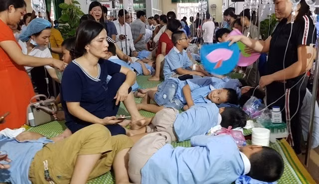 “Ta hoa” khi ruoc ga nhiem doc, com moc, thit oi trong bua an HS