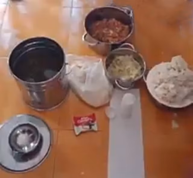 “Ta hoa” khi ruoc ga nhiem doc, com moc, thit oi trong bua an HS-Hinh-3