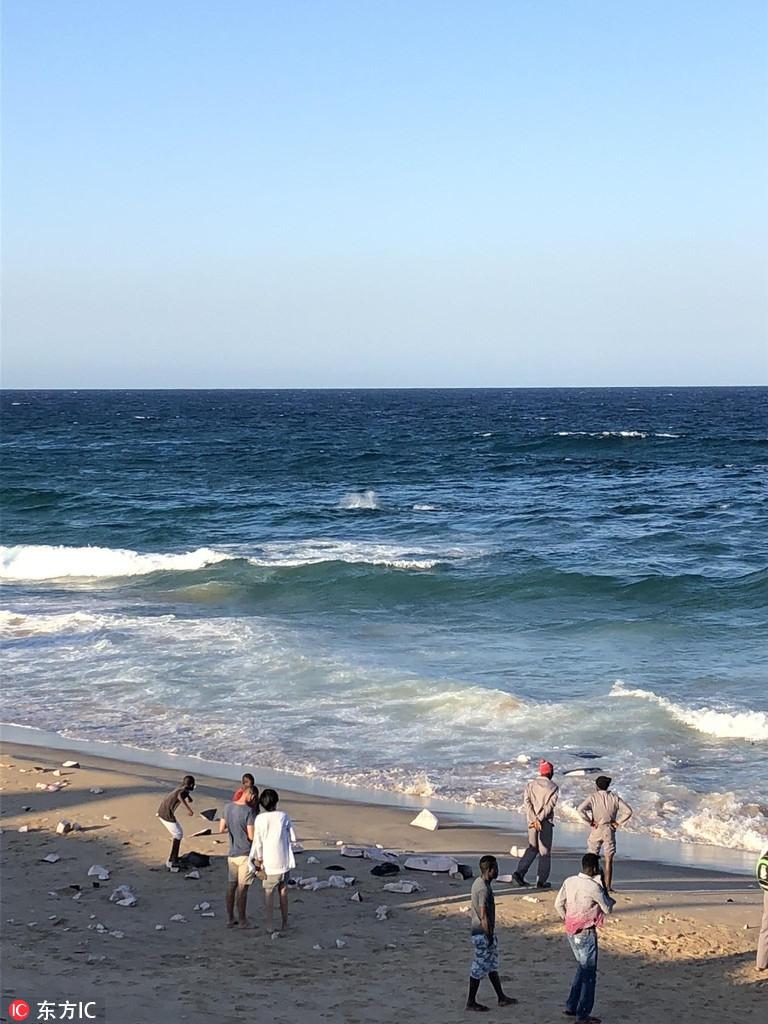 Một số người dân địa phương đã không ngần ngại dùng dụng cụ đến để xẻ thịt cá voi khổng lồ.