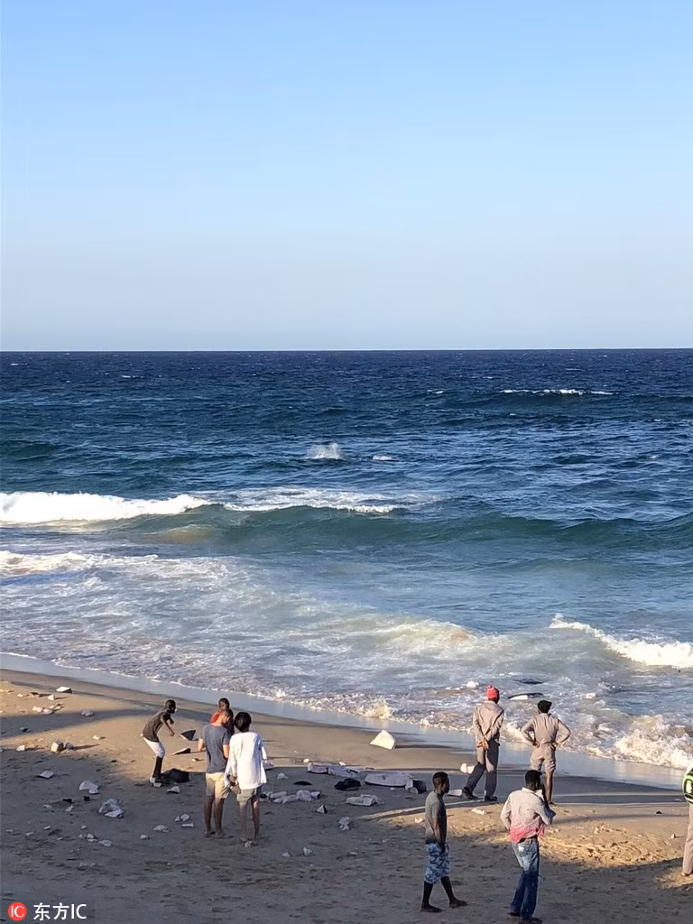 Một số người dân địa phương đã không ngần ngại dùng dụng cụ đến để xẻ thịt cá voi khổng lồ.