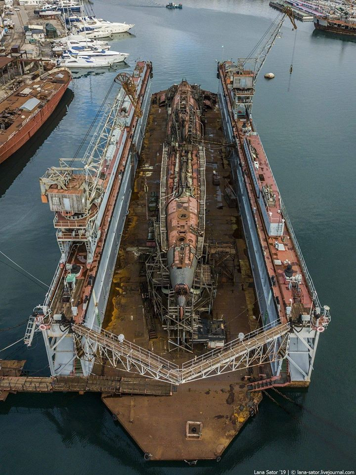 Đó là chiếc B-380 thuộc Dự án 641B lớp Tango (phiên bản nâng cấp từ lớp Foxtrot), con tàu đã bị lật nghiêng khi ụ nổi PD-16 bất ngờ bị chìm tại cảng Sevastopol.