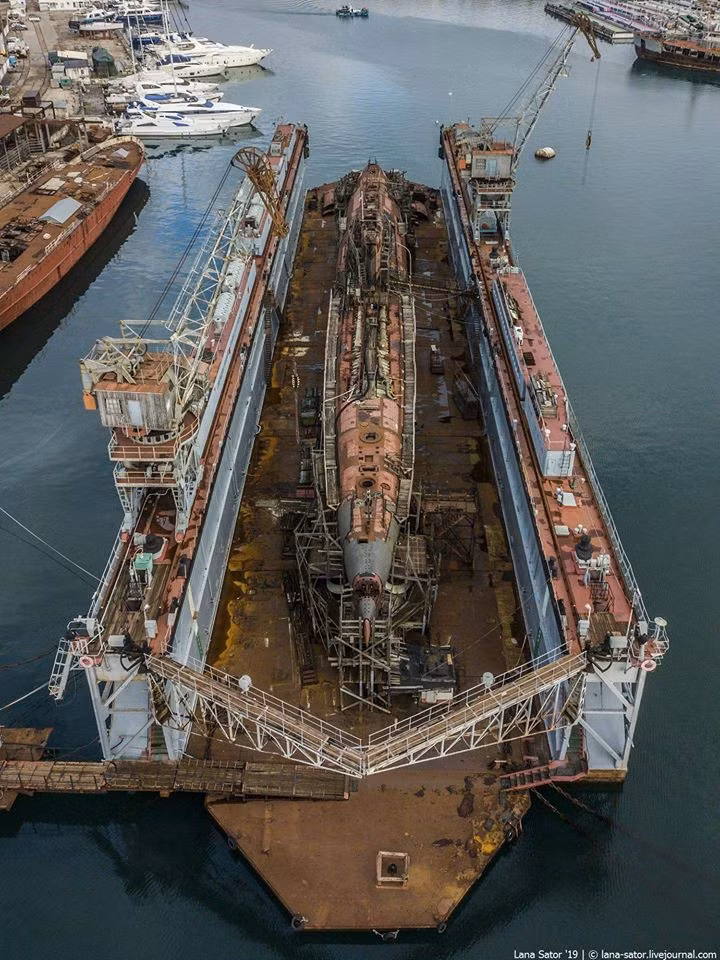 Đó là chiếc B-380 thuộc Dự án 641B lớp Tango (phiên bản nâng cấp từ lớp Foxtrot), con tàu đã bị lật nghiêng khi ụ nổi PD-16 bất ngờ bị chìm tại cảng Sevastopol.