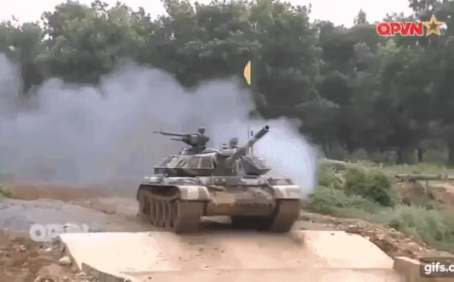 Kính ngắm TSGS-54BU thuộc hệ thống kiểm soát hỏa lực TIFCS-3BU là chi tiết đáng chú ý nhất, khi nó được tích hợp cả kênh ảnh nhiệt ngày đêm và cả đo xa laser lẫn ổn định hai trục.