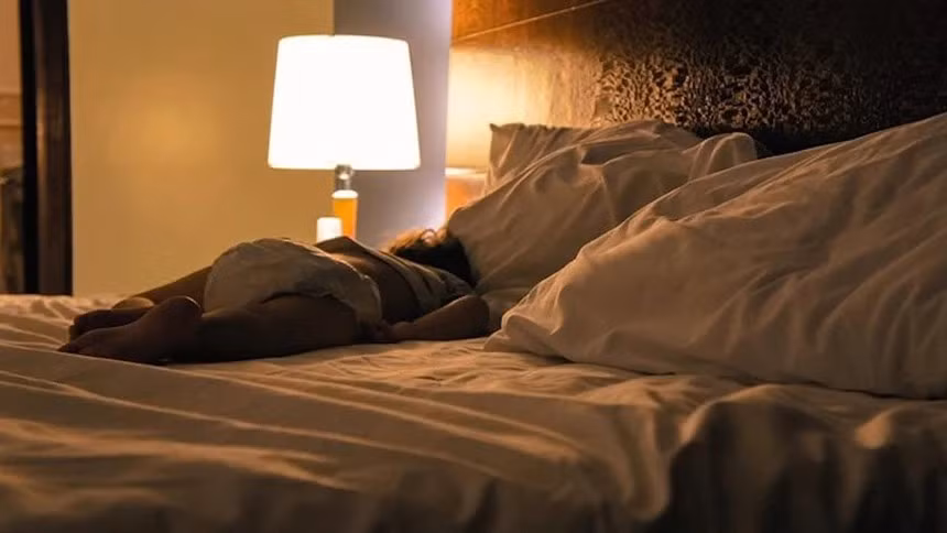 Bat den ngu khien tre day thi som, giam thi luc?