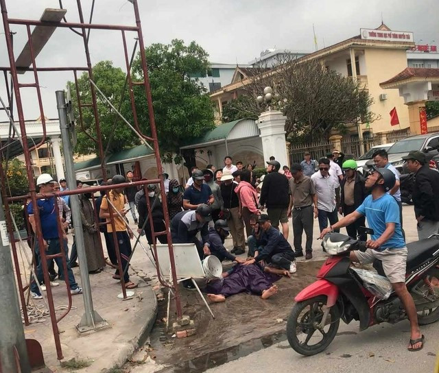 Nguoi dan ong lap bien quang cao bi dien giat roi bat tinh