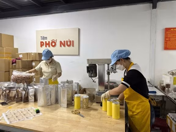 Phat hien sai pham an toan thuc pham tai Tiem Pho Nui, Gia Lai