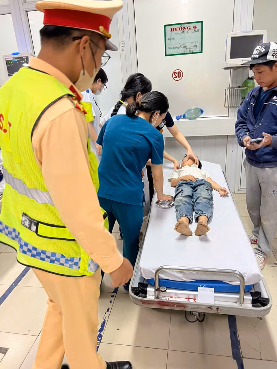 CSGT Nghe An mo duong dua chau be nguy kich di cap cuu