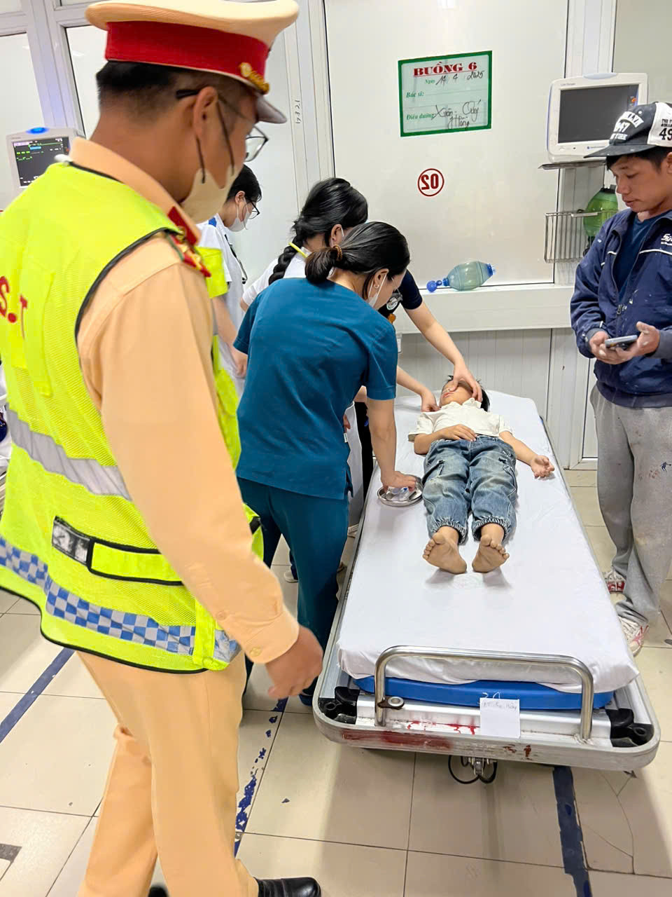 CSGT Nghe An mo duong dua chau be nguy kich di cap cuu