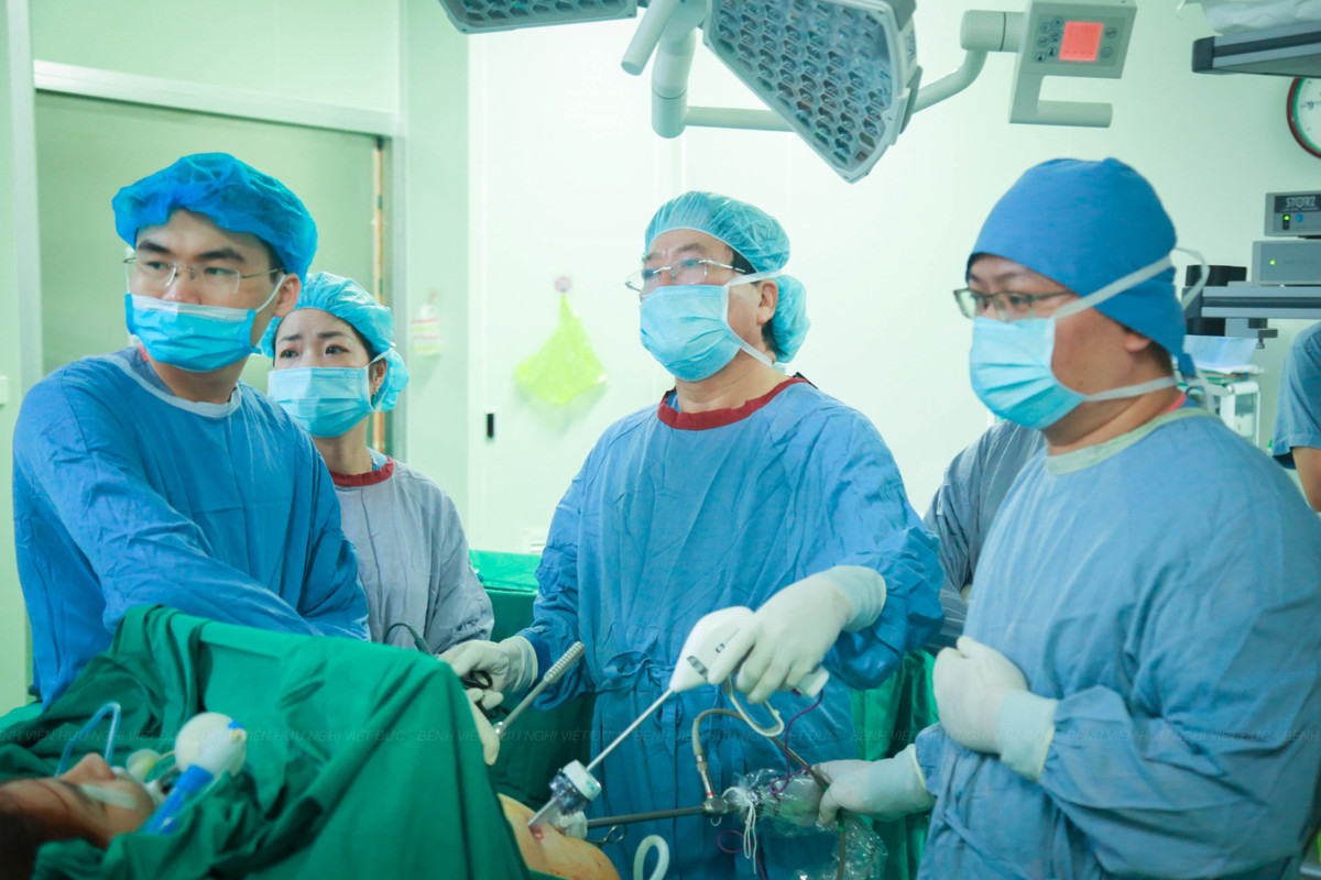 Co gai tram cam vi can nang qua kho 102 kg