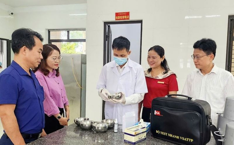 Ha Tinh xu phat 3 co so vi pham ve sinh ATTP