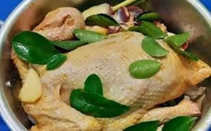 Cach luoc ga khong can nuoc, giu huong vi dac trung dam da