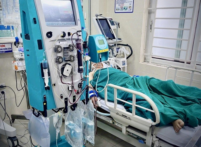 Cuu song cu ba ngo doc thuoc huyet ap nguy kich