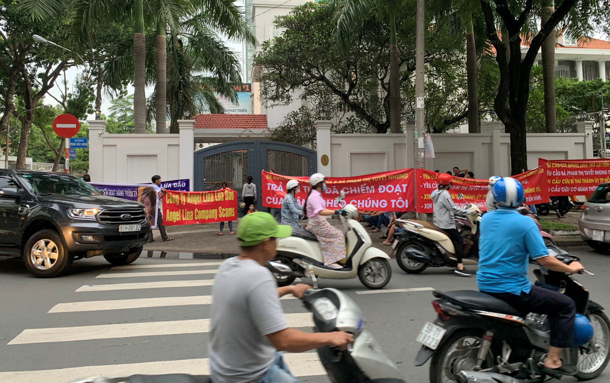 Ke nang to mua lon, dan van cang bang-ron to Angel Lina lua dao