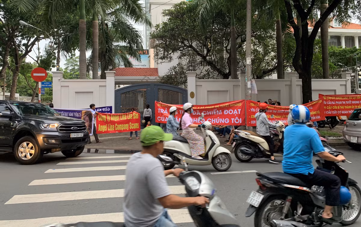 Ke nang to mua lon, dan van cang bang-ron to Angel Lina lua dao