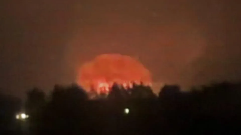 Theo Bộ Quốc phòng Nga, Quân đội Ukraine đã phóng tổng cộng 6 tên lửa ATACMS, trong đó 5 tên lửa bị đánh chặn, tên lửa thứ 6 sau khi bị hư hại đã rơi xuống một cơ sở quân sự tại thị trấn Karachev, tỉnh Bryansk, gây ra hỏa hoạn, nhưng không có thương vong về người hoặc thiệt hại nghiêm trọng. Ảnh: Sina.