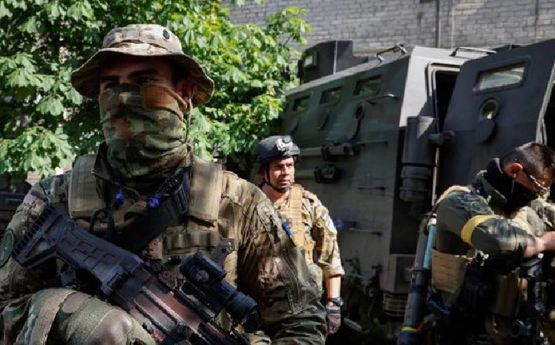 Mặc dù có nhiều thông tin trên mạng cho rằng quân đội Nga đã hoàn toàn quét sạch tàn dư của nhóm quân Ukraine ở khu vực phía bắc khu rừng này, nhưng theo quan sát viên Yuri Podolyaka và một số phóng viên chiến trường, khu rừng này vẫn chưa được dọn sạch hoàn toàn. Quân đội Ukraine vẫn còn ít nhất 200 binh sĩ ẩn náu trong đó. Ảnh: Sky News.