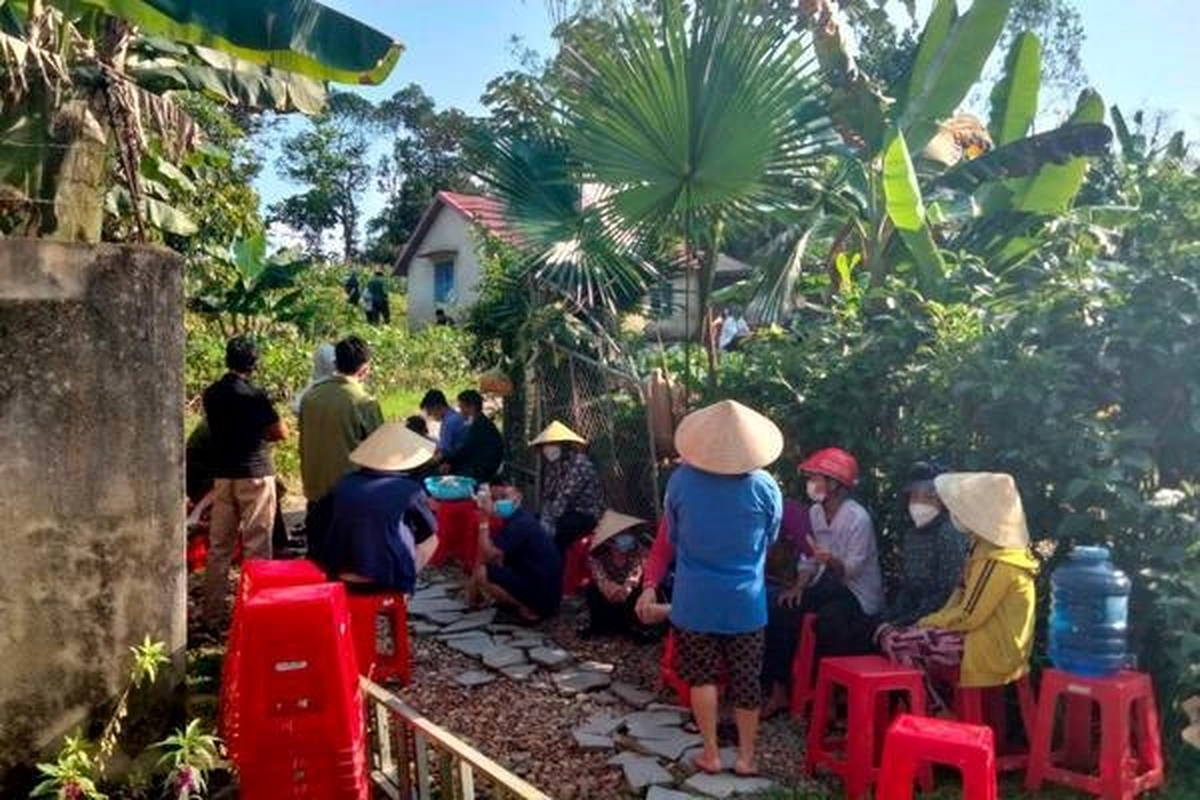  Con gái tâm thần giết chết mẹ ruột: Do xin mẹ ruột chiếc vòng, mẹ không cho nên ngày 26/3/2022, P.T.H. (SN 1979, trú huyện Hương Sơn, Hà Tĩnh) đã ra tay sát hại mẹ mình là bà L.T.H (68 tuổi). Theo chính quyền địa phương, P.T.H bị bệnh tâm thần.