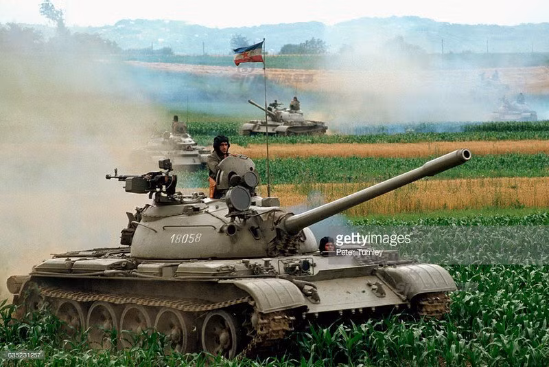  Quân đội Nhân dân Nam Tư (YPA) là một trong những thành phần lực lượng vũ trang Liên bang Cộng hòa Nhân dân Nam Tư được thành lập năm 1945 và tồn tại tới năm 1992 thì giải thể. Những tàn dư của đạo quân hùng mạnh một thời ở khu vực Đông Âu được tìm thấy trong lực lượng vũ trang nước Cộng hòa Liên bang Nam Tư mới. Ngày nay Nam Tư cũng đã tan rã thành những quốc gia nhỏ hơn nữa, kéo theo đó là trang bị của YPA năm nào cũng được chia nhỏ ra cho quân đội các nước như Serbia, Mongtenegro, Croatia... Nguồn ảnh: Sina