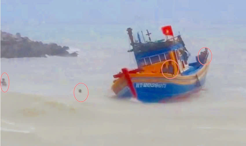 Tàu cá bị sóng đánh chìm, 9 ngư dân bơi vào bờ an toàn Tau ca bi song danh chim, 9 ngu dan boi vao bo an toan