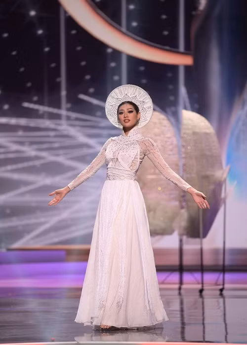 Trang phục dân tộc của Khánh Vân nặng đến 30kg. Để giảm bớt sức nặng trên vai cho Khánh Vân, ê-kíp gắn thêm phần trụ đỡ cho chiếc kén. Ngoài ra, trước khi lên đường sang Mỹ, Khánh Vân học cách lắp ráp trang phục.