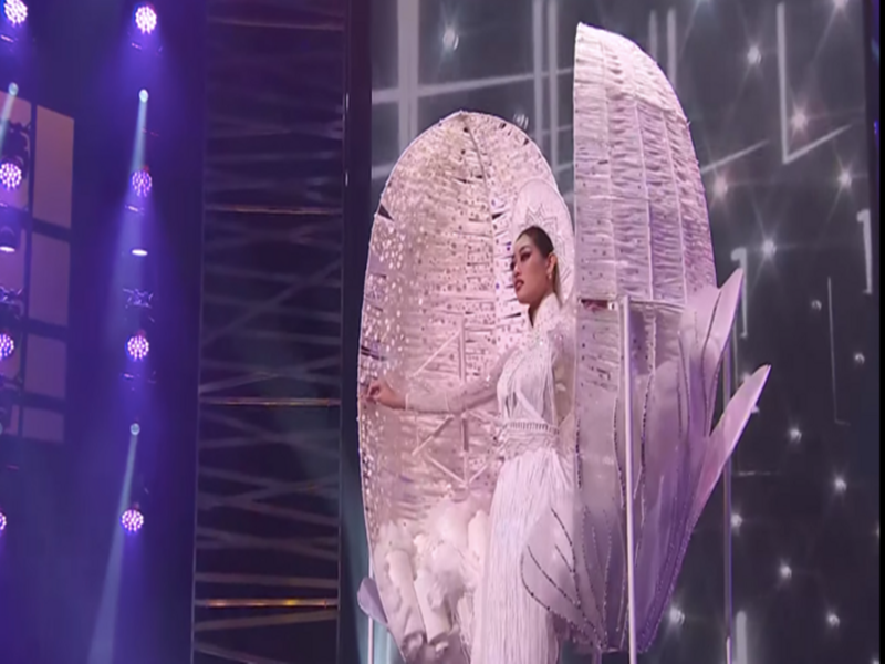 Khánh Vân gặp sự cố khi chiếc kén bất ngờ bật lại. Ảnh: Saostar