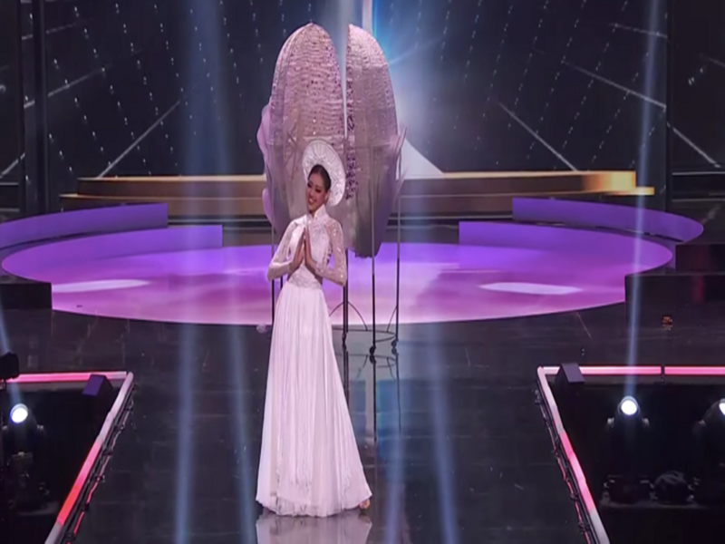 Tuy gặp sự cố nhưng Khánh Vân vẫn trình diễn khá thành công với những bước đi uyển chuyển. Ảnh: Saostar