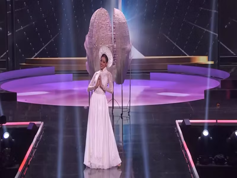 Tuy gặp sự cố nhưng Khánh Vân vẫn trình diễn khá thành công với những bước đi uyển chuyển. Ảnh: Saostar